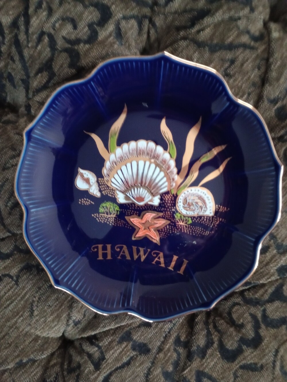 Hawaii Decorative Shell Souvenir Collectors Plate - Cobalt Blue With Gold Trim